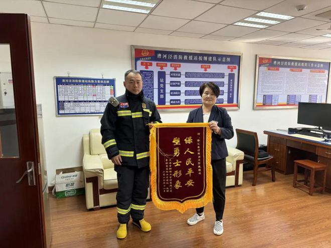 晾衣架断裂他们携手化险为夷k8凯发一触即发险！高空(图1)