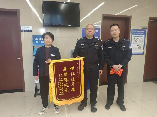 晾衣架断裂他们携手化险为夷k8凯发一触即发险！高空(图3)