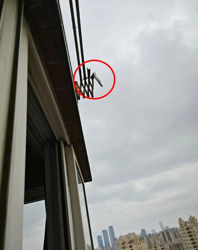晾衣架断裂他们携手化险为夷k8凯发一触即发险！高空(图4)