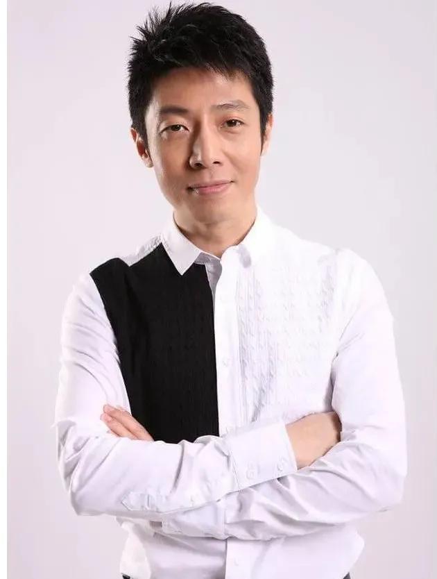 质疑仅用一个动作就透露了答案这次实锤了！央视主持撒贝宁遭(图1)