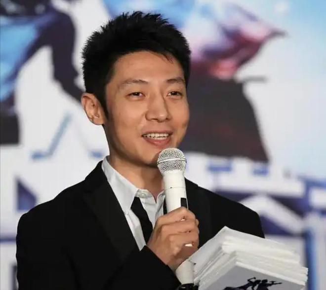 质疑仅用一个动作就透露了答案这次实锤了！央视主持撒贝宁遭(图4)